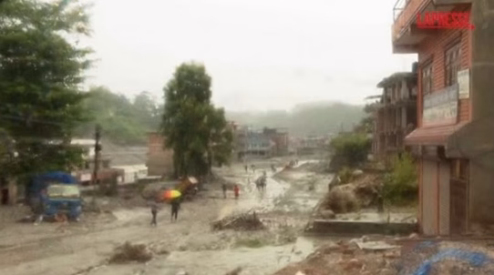 Inondations au Népal : Enquête sur les quatre Français toujours portés disparus