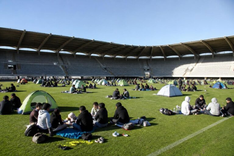 reprise urgente des entraînements au stade rébeilleau compliquée par la présence persistante d'occupants sur un terrain, impactant le calendrier sportif.