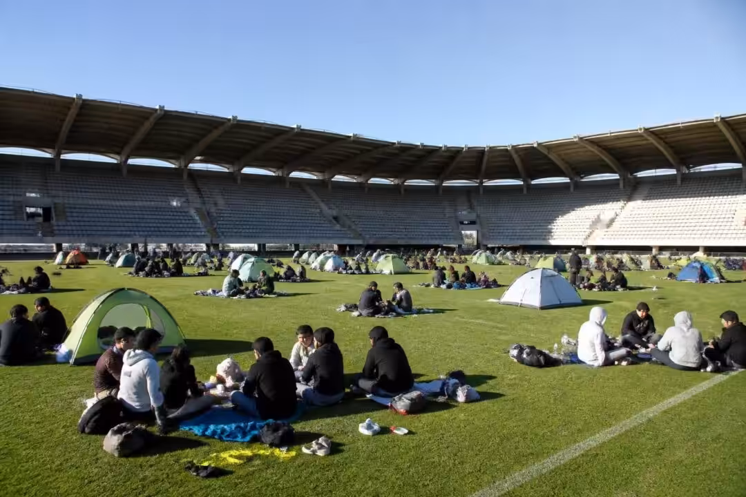 reprise urgente des entraînements au stade rébeilleau compliquée par la présence persistante d'occupants sur un terrain, impactant le calendrier sportif.